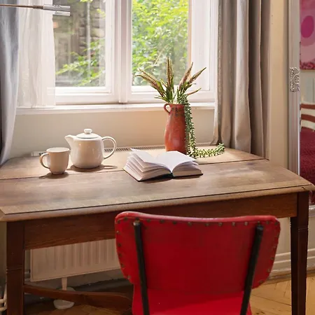 Art-filled 2br Near Synagogue Leafy Garden Views ブダペスト