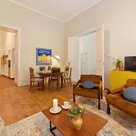 アパート Art-filled 2br Near Synagogue Leafy Garden Views ブダペスト