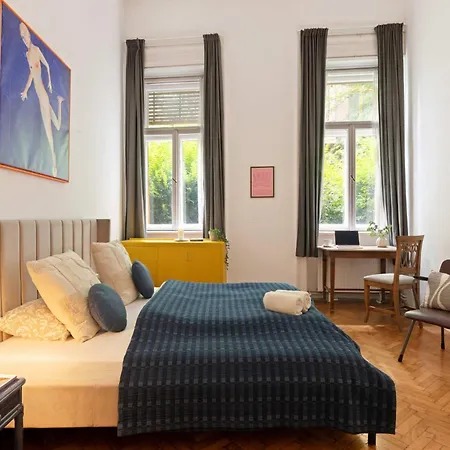 Apartment Art-filled 2br Near Synagogue Leafy Garden Views