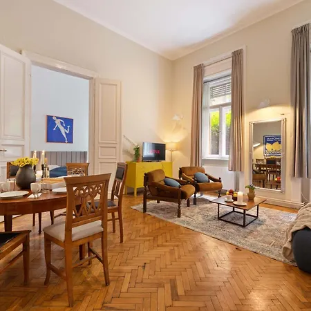 Art-filled 2br Near Synagogue Leafy Garden Views * Budapest