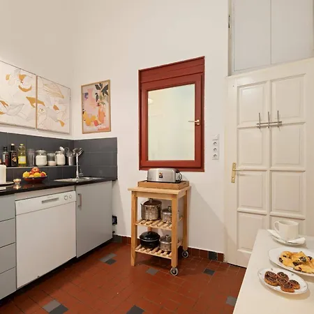 Art-filled 2br Near Synagogue Leafy Garden Views アパート ブダペスト