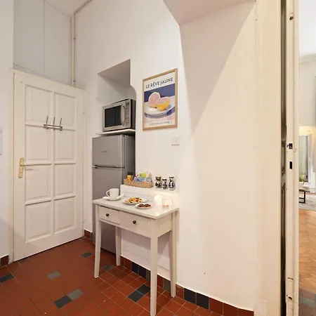Apartment Art-filled 2br Near Synagogue Leafy Garden Views Budapest