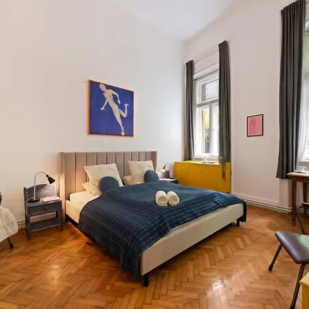 Art-filled 2br Near Synagogue Leafy Garden Views