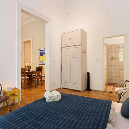 Apartment Art-filled 2br Near Synagogue Leafy Garden Views Budapest