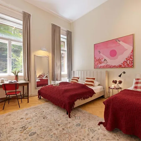 Art-filled 2br Near Synagogue Leafy Garden Views