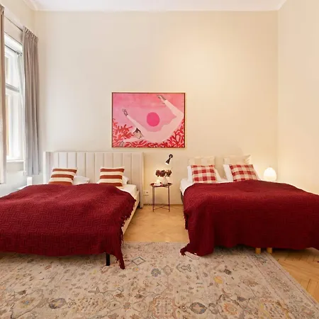 Art-filled 2br Near Synagogue Leafy Garden Views Apartment