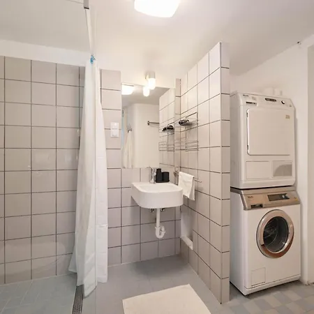 Art-filled 2br Near Synagogue Leafy Garden Views * ブダペスト