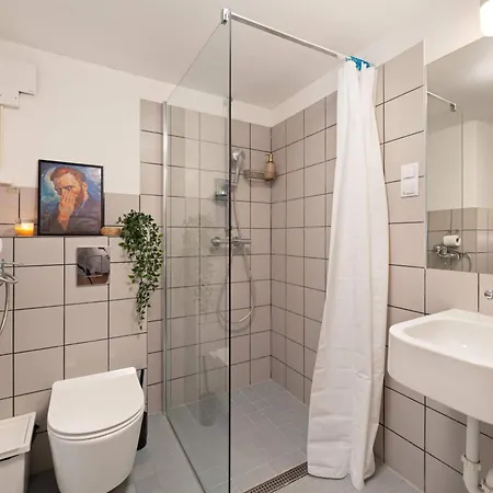 Apartment Art-filled 2br Near Synagogue Leafy Garden Views