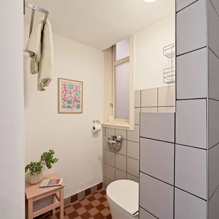 Art-filled 2br Near Synagogue Leafy Garden Views *