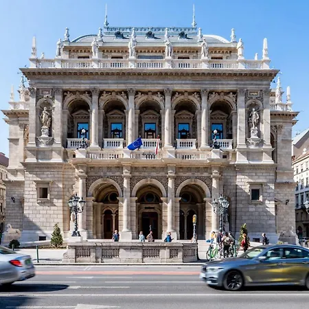 Apartment Art-filled 2br Near Synagogue Leafy Garden Views Budapest