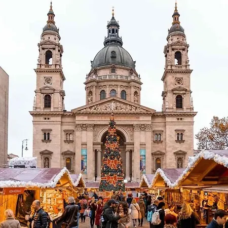 Art-filled 2br Near Synagogue Leafy Garden Views Budapest